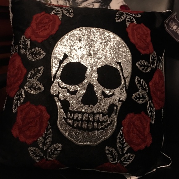 Skull with Roses Pillow - Picture 7 of 7